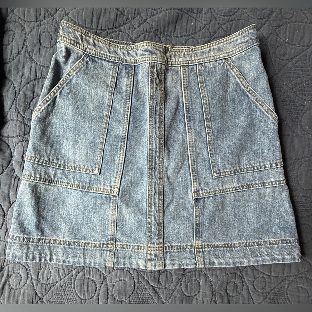 NWT. Women’s CAbi Demin Speedway Skirt. Style: 6571. Size 8.